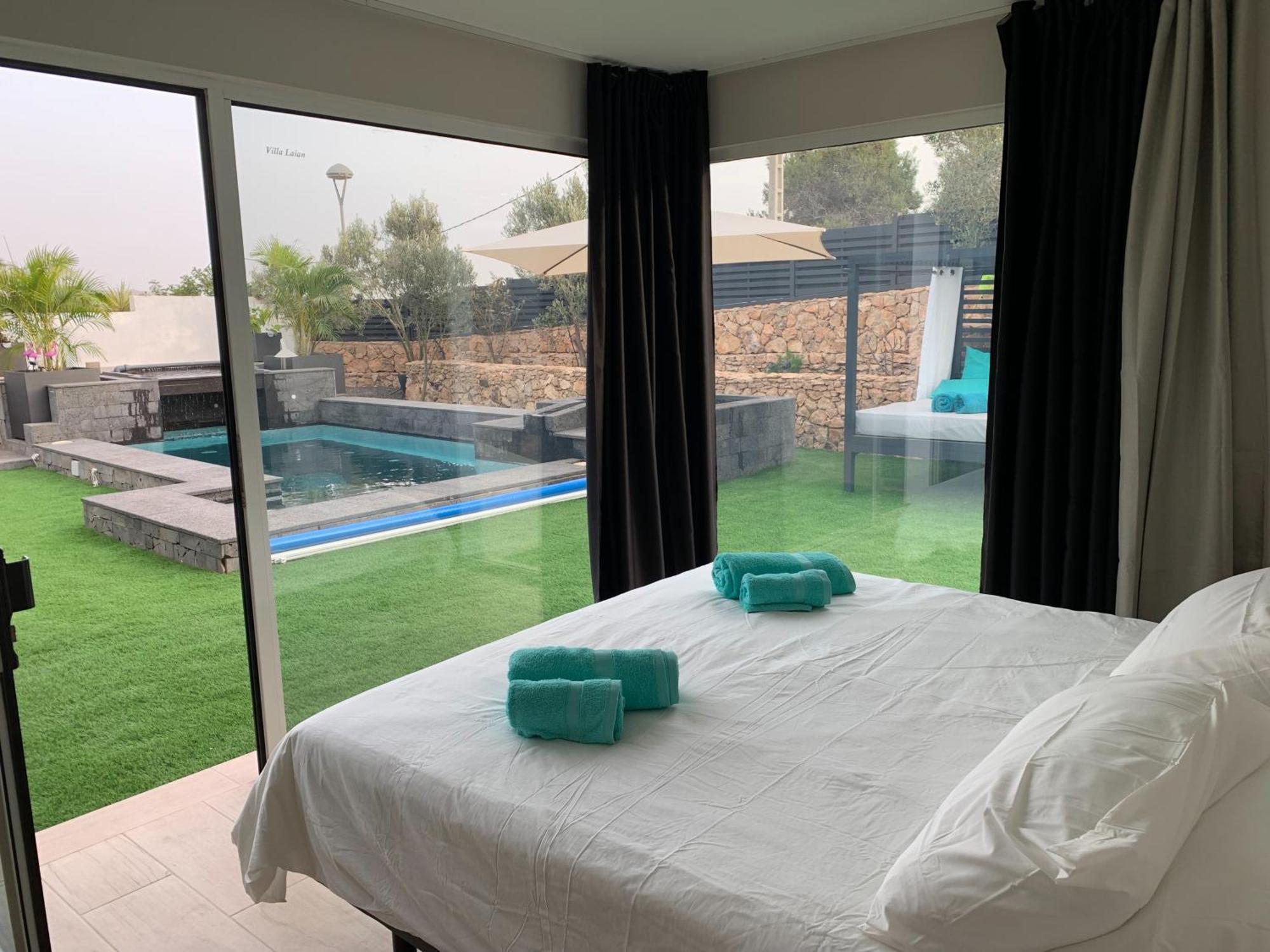 Laian Branded Residensed Triquivijate